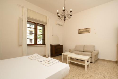 Spacious Oltrarno Apartment with Private Garden