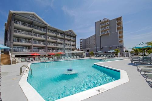 Swimming pool sa o malapit sa Commander Hotel & Suites