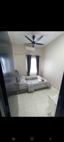 Ένα ή περισσότερα κρεβάτια σε δωμάτιο στο 3A Homestay MYRA PUTRA