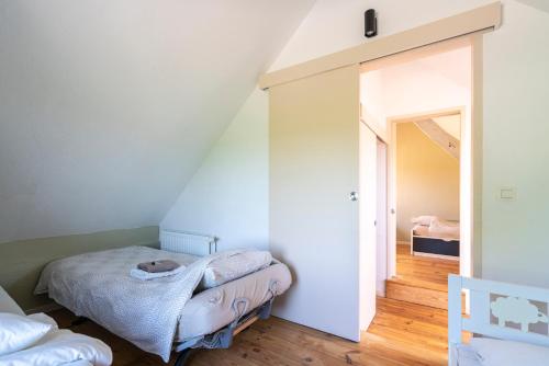 a bedroom with a bed and a mirror at Lozer Lodge Vakantiewoning in Kruisem