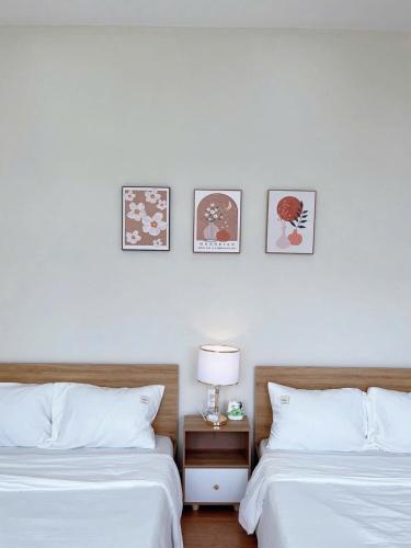 two beds sitting next to each other in a bedroom at Giao Homestay in Thôn Văn Dương