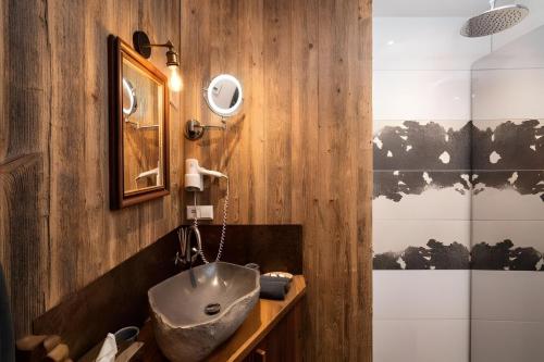 un baño con lavabo y ducha en Chalet Gipfelblick Inzell, en Inzell