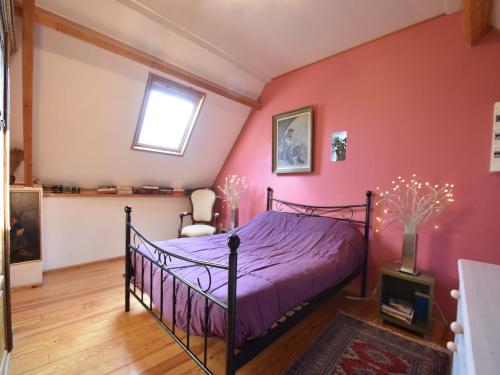 FresvilleにあるTerrace & Tranquility Homeの紫色のベッドと窓のある寝室