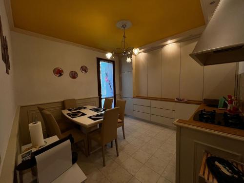 a kitchen with a table and chairs in a kitchen at Appartamento da Isabel in Noventa di Piave
