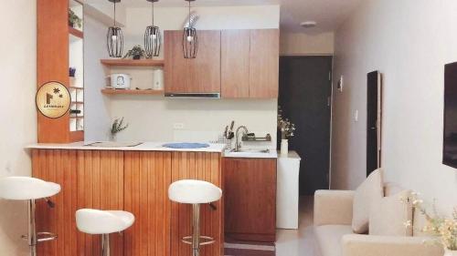 - une cuisine avec un évier et deux tabourets de bar dans l'établissement Studio w pool and balcony near Mactan airport, à Suba