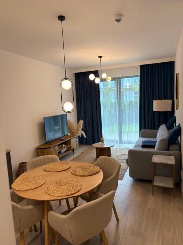 Μια τηλεόραση ή/και κέντρο ψυχαγωγίας στο REZYDENCJA NIECHORZE Apart 123 ogrodzony ogródek przy plaży