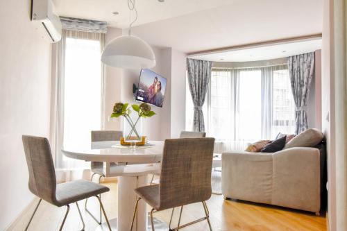 Charming 2BD with Mountain View by Flat Mаnager