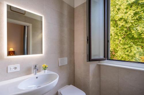 Duomo 7 min - Historic Luxury 3 Bedrooms Apt with Parking