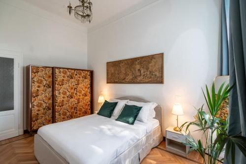 Duomo 7 min - Historic Luxury 3 Bedrooms Apt with Parking