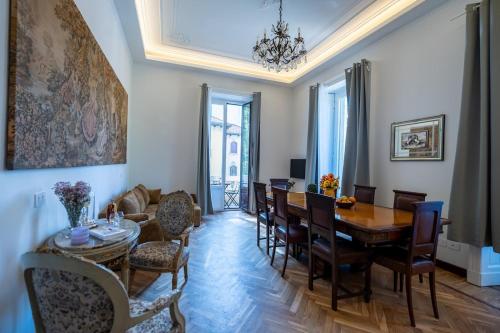 Duomo 7 min - Historic Luxury 3 Bedrooms Apt with Parking
