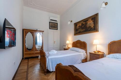 Duomo 7 min - Historic Luxury 3 Bedrooms Apt with Parking
