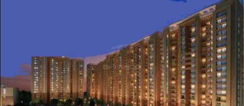 un gran edificio con muchas ventanas por la noche en Couple friendly room with ac, comfy bed and private window view, en Ghaziabad