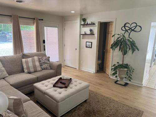 a living room with a couch and a table at Thomas Place in Bolivar