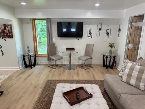 a living room with a couch and a table at Thomas Place in Bolivar
