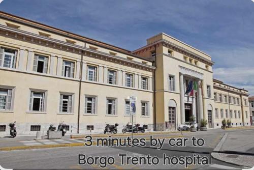 a large building with the words minutes by car to bacco theatre hospital at Residenza al Passetto in Verona
