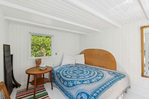 une chambre avec un lit, une table et une fenêtre dans l'établissement Family-Friendly Cottage Near Beach & Nature, à Vejby