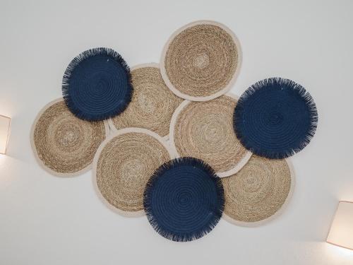 Un grupo de sombreros de paja colgados en una pared. en Sibs Sanlucar Fariñas 11-15 - Historical building, en Sanlúcar de Barrameda