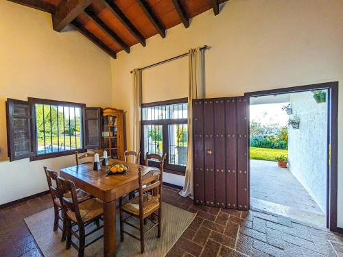 La JoyaにあるCottage in La Joya near El Torcalの木製のテーブルと引き戸のあるダイニングルーム
