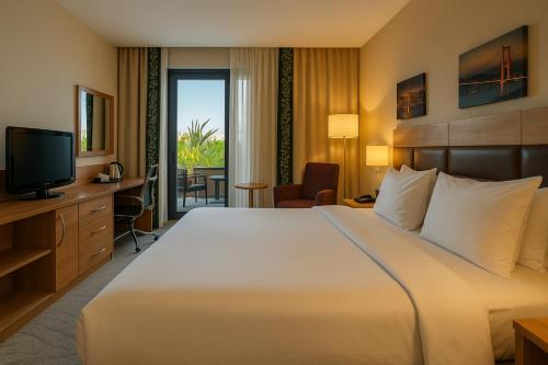 una habitación de hotel con una cama y un televisor en Dosso Dossi Hotels & SPA Golden Horn, en Estambul