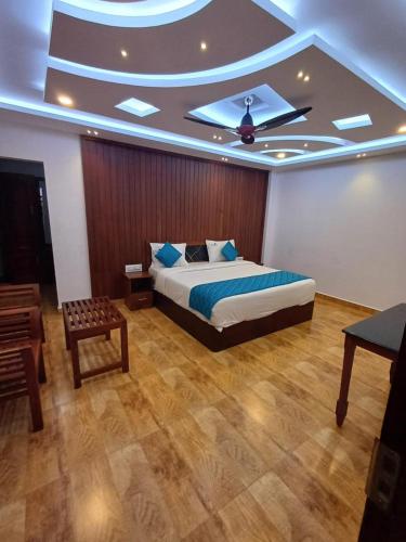 a bedroom with a bed and a ceiling at Wildnature in Devikolam