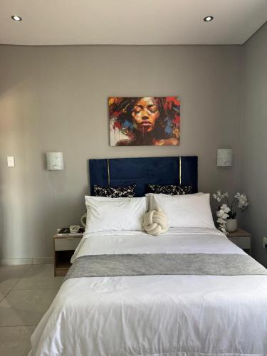 Postel nebo postele na pokoji v ubytování GlowtiAirbnb