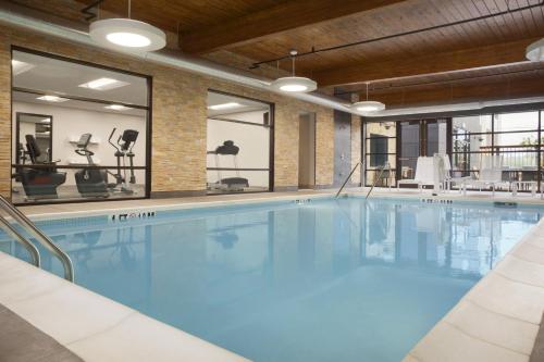 una gran piscina de agua azul en un gimnasio en Country Inn & Suites by Radisson Asheville River Arts District en Asheville