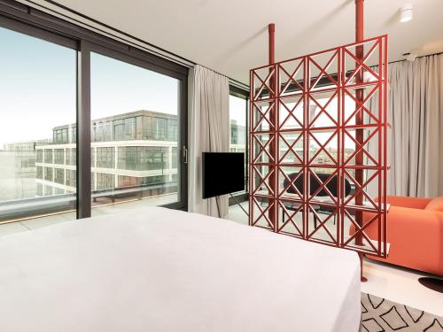 KPM Hotel & Residences Berlin, a Member of Design Hotelsにあるテレビまたはエンターテインメントセンター