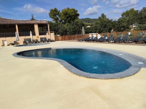 ein Swimmingpool mitten in einem Hof in der Unterkunft mobil home premium 6 personnes très confortable climatisé in Montagnac