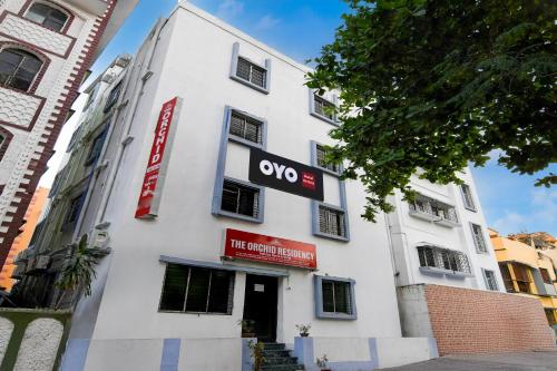 コルカタにあるHotel O The Orchid Residencyの看板のある白い建物