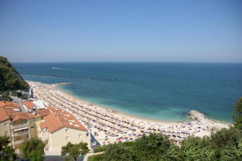 a view of a beach with umbrellas and the ocean at Viverenumana in Numana