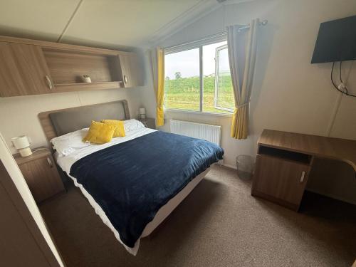 Postel nebo postele na pokoji v ubytování Affordable and Luxurious at Tattershall Lakes