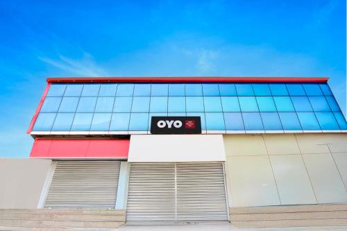 Letrero de "Aoops" en el lateral de un edificio en Hotel O Moontara, en Faridabad