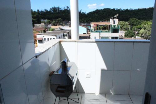 イパチンガにあるDuplex c/AR 2 quartos próximo de tudo - Ipatingaの市街の景色を望むバルコニー(デスク付)