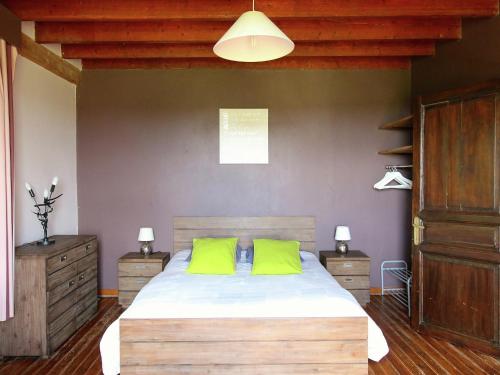 Un dormitorio con una cama con dos almohadas verdes. en Spacious Country Villa, en Neufchâteau
