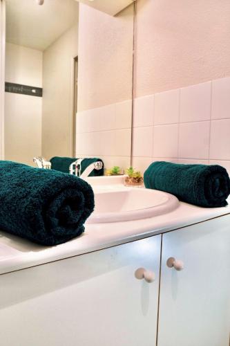 un bagno con lavandino e specchio di Studio Le Cocon 22m2 a Lione
