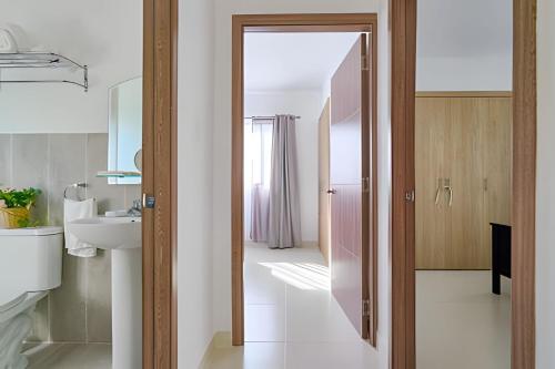 un bagno con lavandino e specchio di Caribbean Getaway Paradise Villa a Punta Cana