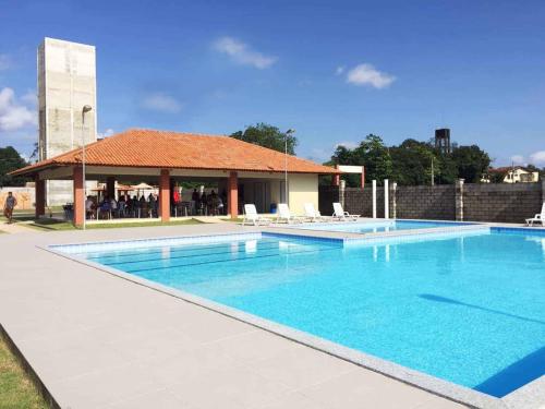 une grande piscine bleue à côté d'un immeuble dans l'établissement Apato em Condomínio, à Belém