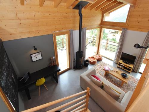 Chalet in La Tzoumaz near Ski Slopesにあるテレビまたはエンターテインメントセンター