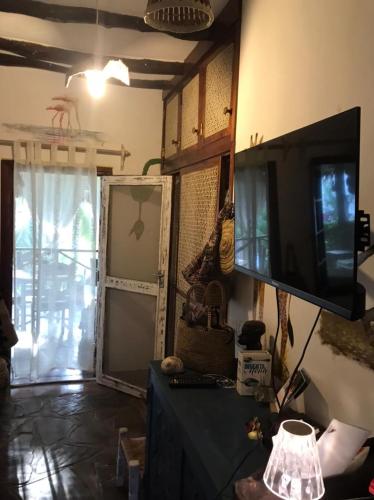 Una televisión o centro de entretenimiento en Watamu Ascot Residence