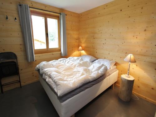 Chalet in La Tzoumaz near Ski Slopesにあるベッド