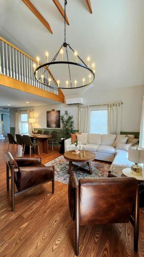 un soggiorno con un divano e un lampadario di Duplex Rooftop at MIT Kendall Sq - 2 FREE Parking a Cambridge
