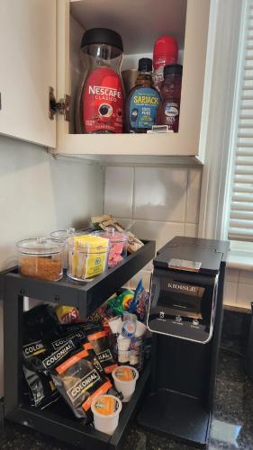 Cucina o angolo cottura di Duplex Rooftop at MIT Kendall Sq - 2 FREE Parking