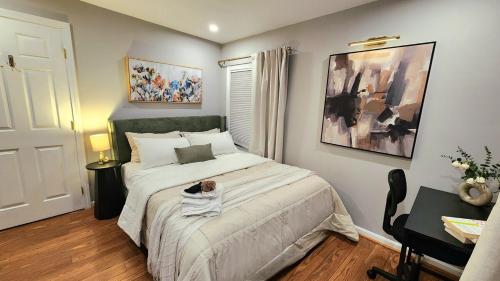 Letto o letti in una camera di Duplex Rooftop at MIT Kendall Sq - 2 FREE Parking