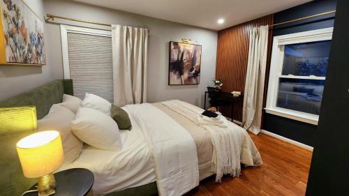 Letto o letti in una camera di Duplex Rooftop at MIT Kendall Sq - 2 FREE Parking