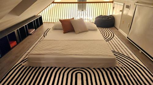 Letto o letti in una camera di Duplex Rooftop at MIT Kendall Sq - 2 FREE Parking