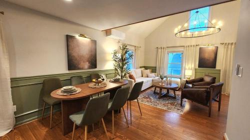 Area soggiorno di Duplex Rooftop at MIT Kendall Sq - 2 FREE Parking