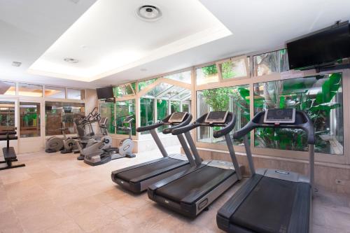 - une salle de sport avec trois appareils de cardio-training dans l'établissement Crowne Plaza Rome St. Peter's by IHG, à Rome