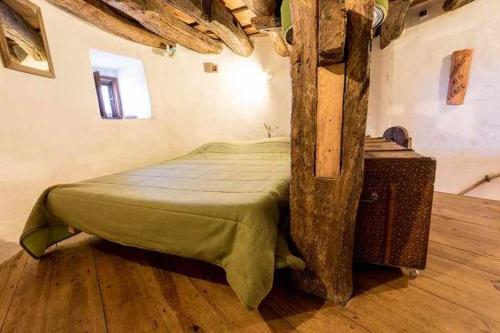 a bedroom with a bed with a wooden floor at Moinho do Lebre in Alenquer