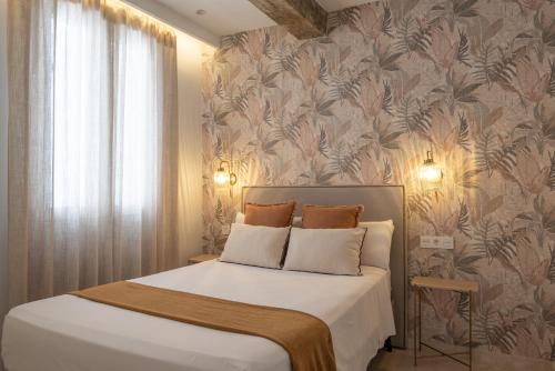 1 dormitorio con 1 cama grande y papel pintado con motivos florales en Navas 402 Ático & Pool Alhambra views, en Granada