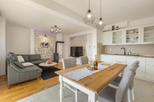 Villa Stella Podgora with heated pool